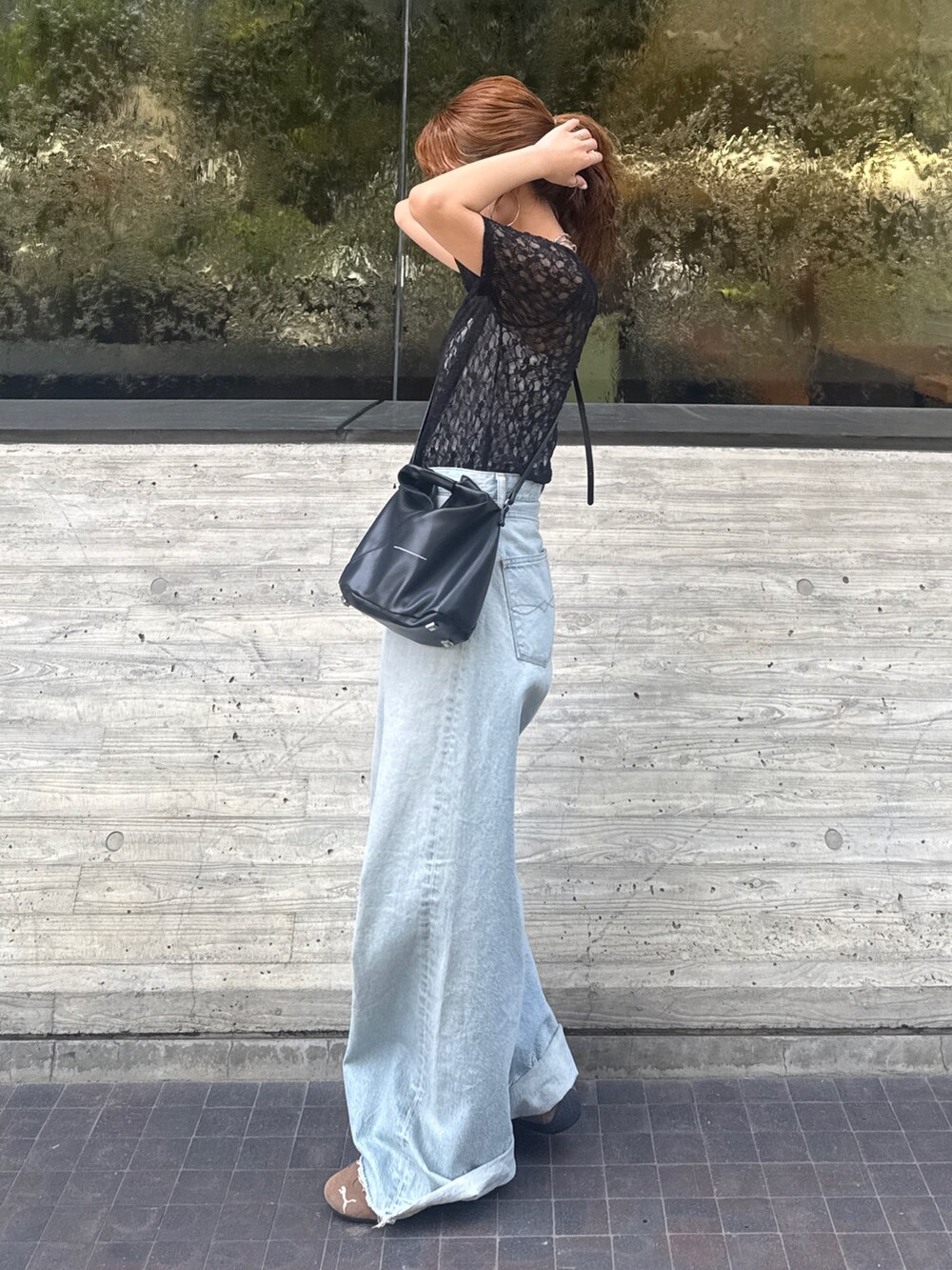 ブルー系のデニムパンツ、ブラック系のTシャツ/カットソーを着用したレディースの春コーディネートの7枚目の写真