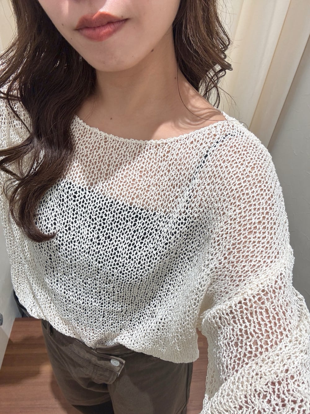 ブラウン系のデニムパンツ、ホワイト系のニット/セーター、ブラック系のサンダルを着用したレディースの秋コーディネートの9枚目の写真
