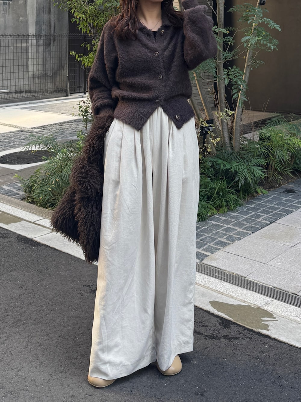 ホワイト系のその他パンツ、ブラウン系のカーディガン/ボレロを着用したレディースの秋コーディネートの2枚目の写真