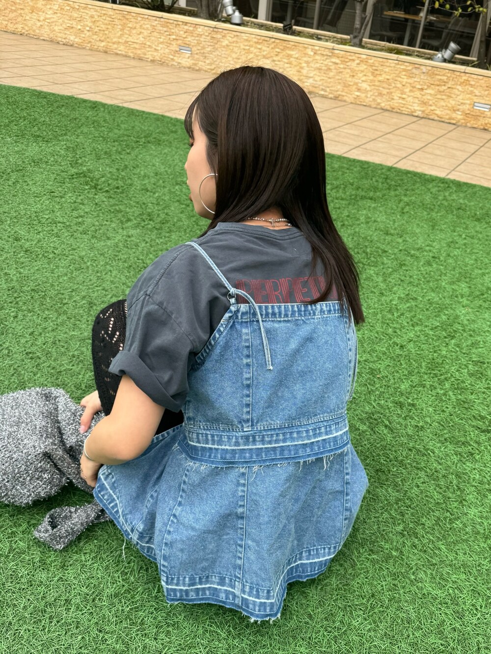 グレー系のTシャツ/カットソー、ブルー系のキャミソール、ブラック系のその他パンツを着用したレディースの春コーディネートの5枚目の写真