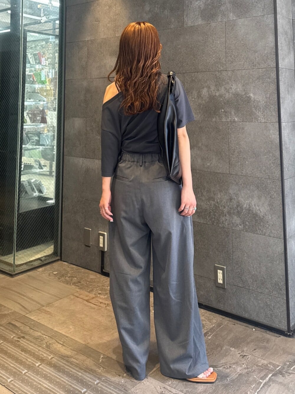 その他のサンダル、グレー系のその他パンツ、グレー系のTシャツ/カットソーを着用したレディースの春コーディネートの3枚目の写真