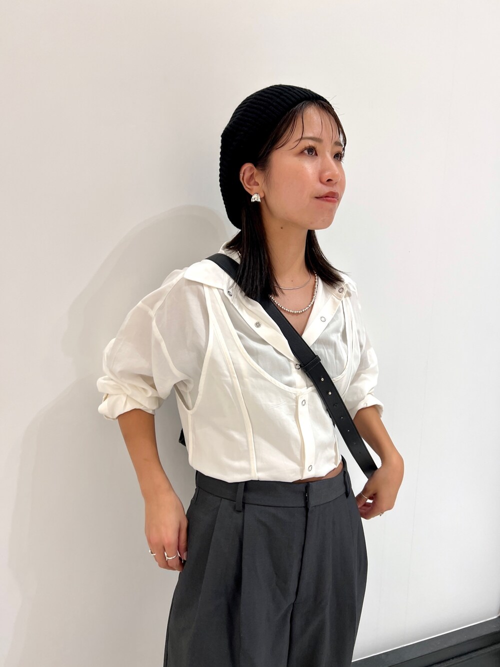 ホワイト系のシャツ/ブラウス、グレー系のその他パンツ、ブラック系のショルダーバッグを着用したレディースの秋コーディネートの2枚目の写真