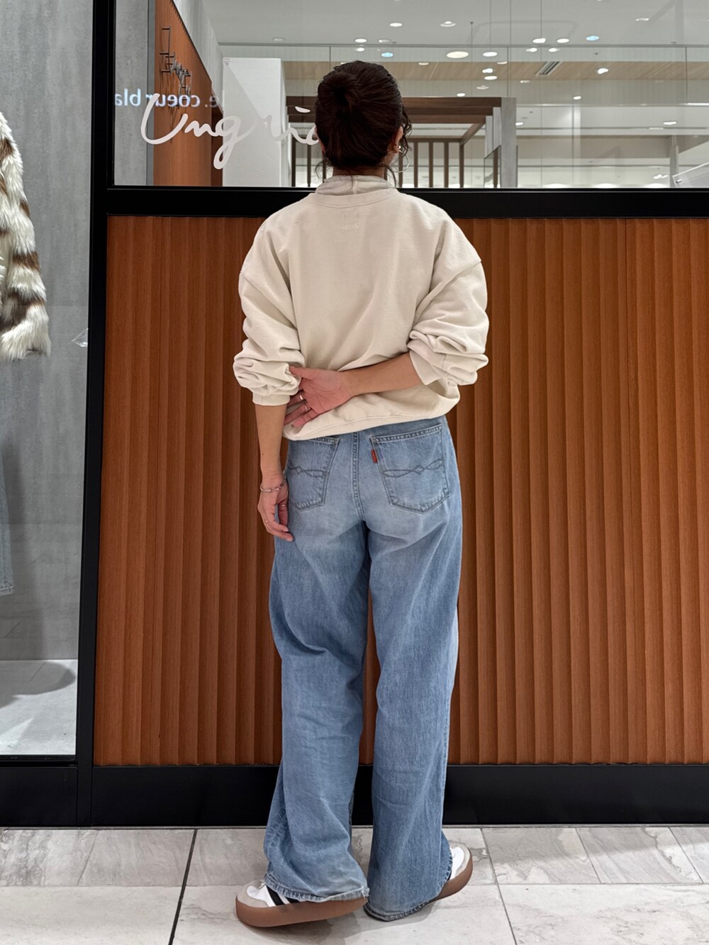 ブルー系のデニムパンツ、ホワイト系のスウェット、ホワイト系のTシャツ/カットソーを着用したレディースの冬コーディネートの8枚目の写真