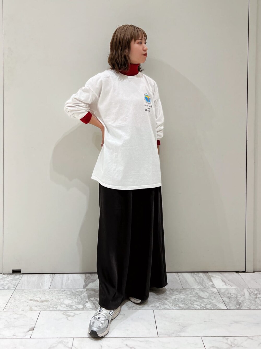 ブラック系のスカート、ブラック系のMA-1、レッド系のニット/セーターを着用したレディースの秋コーディネートの6枚目の写真