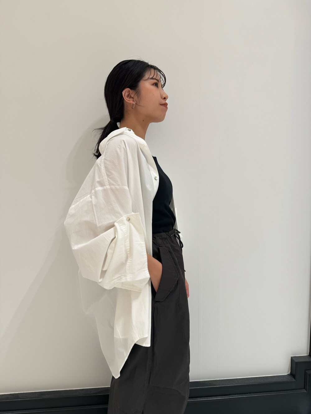 ホワイト系のシャツ/ブラウス、グレー系のその他パンツ、ブラック系のキャミソールを着用したレディースの冬コーディネートの7枚目の写真