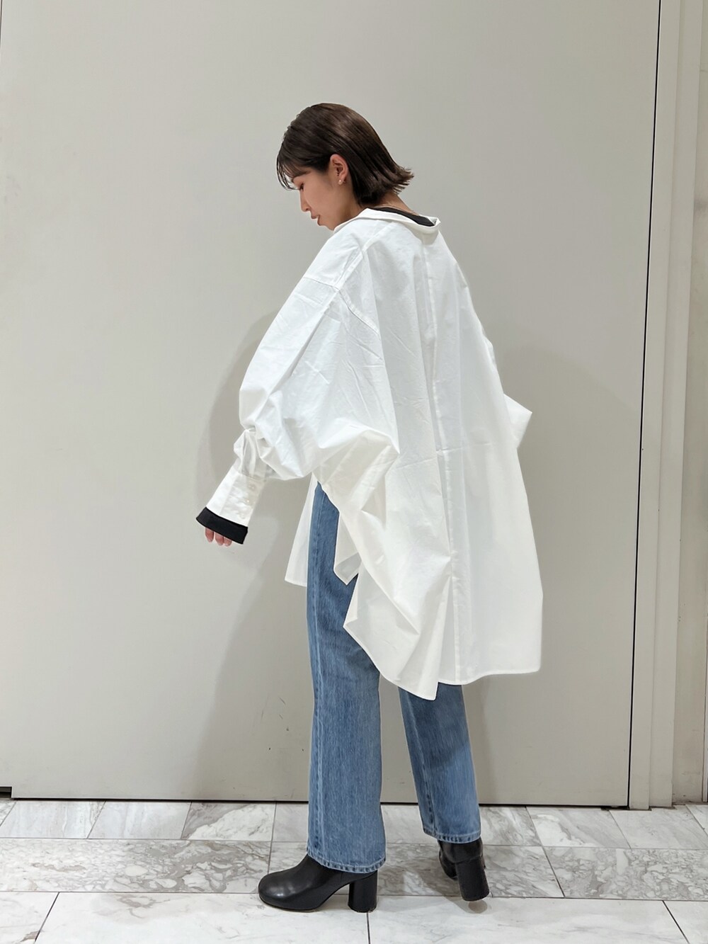 ホワイト系のシャツ/ブラウス、ブラック系のTシャツ/カットソー、その他のハンドバッグを着用したレディースの冬コーディネートの7枚目の写真