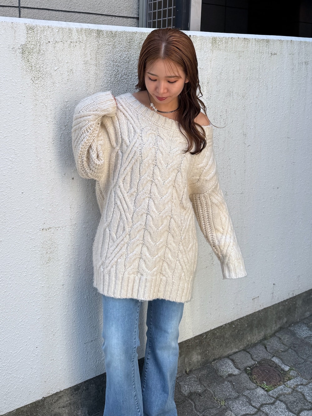 ホワイト系のニット/セーター、ブルー系のデニムパンツ、シルバー系のその他シューズを着用したレディースの夏コーディネートの10枚目の写真