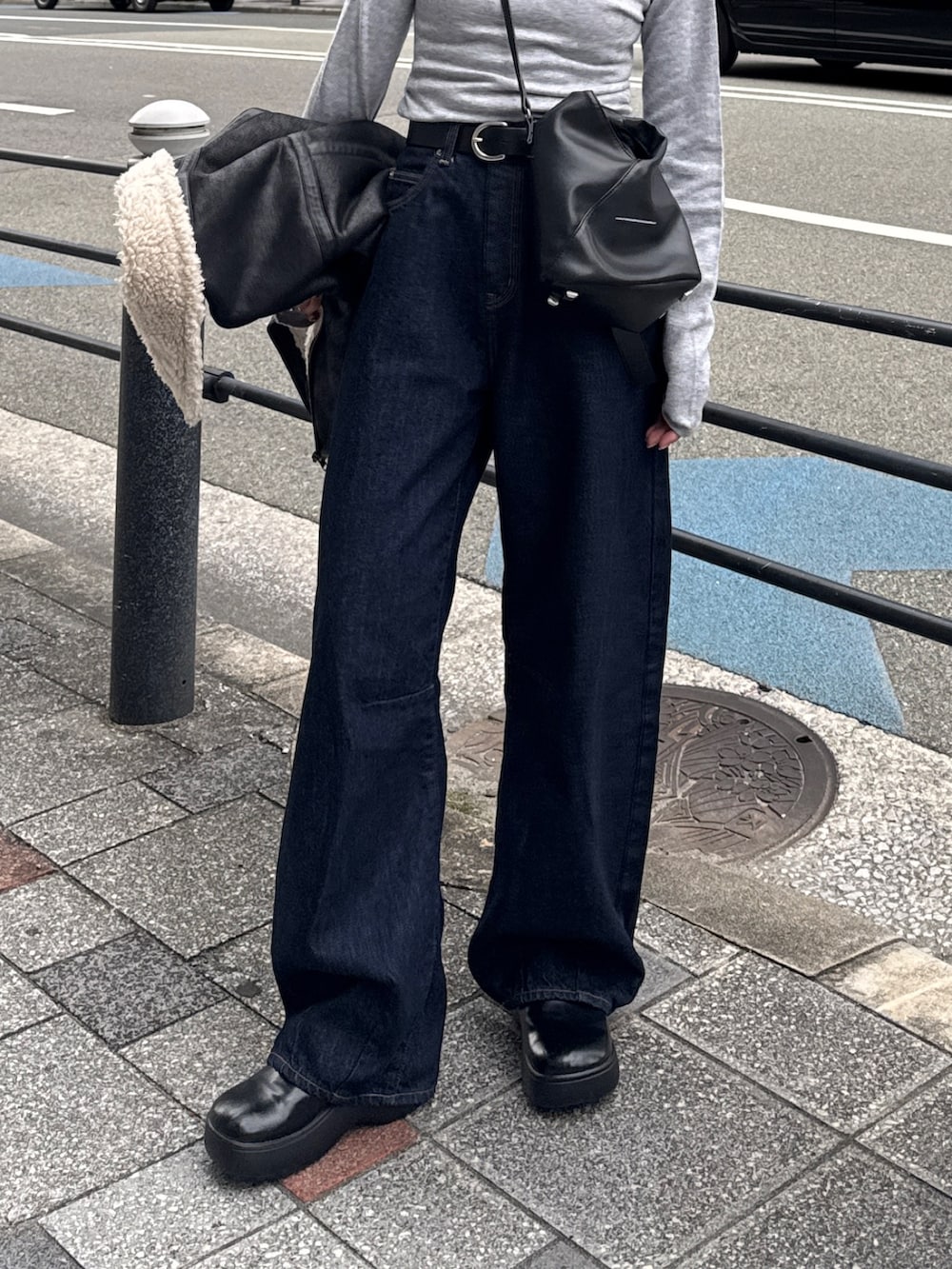 グレー系のニット/セーター、ブルー系のデニムパンツ、グレー系のニットキャップ/ビーニーを着用したレディースの秋コーディネートの7枚目の写真