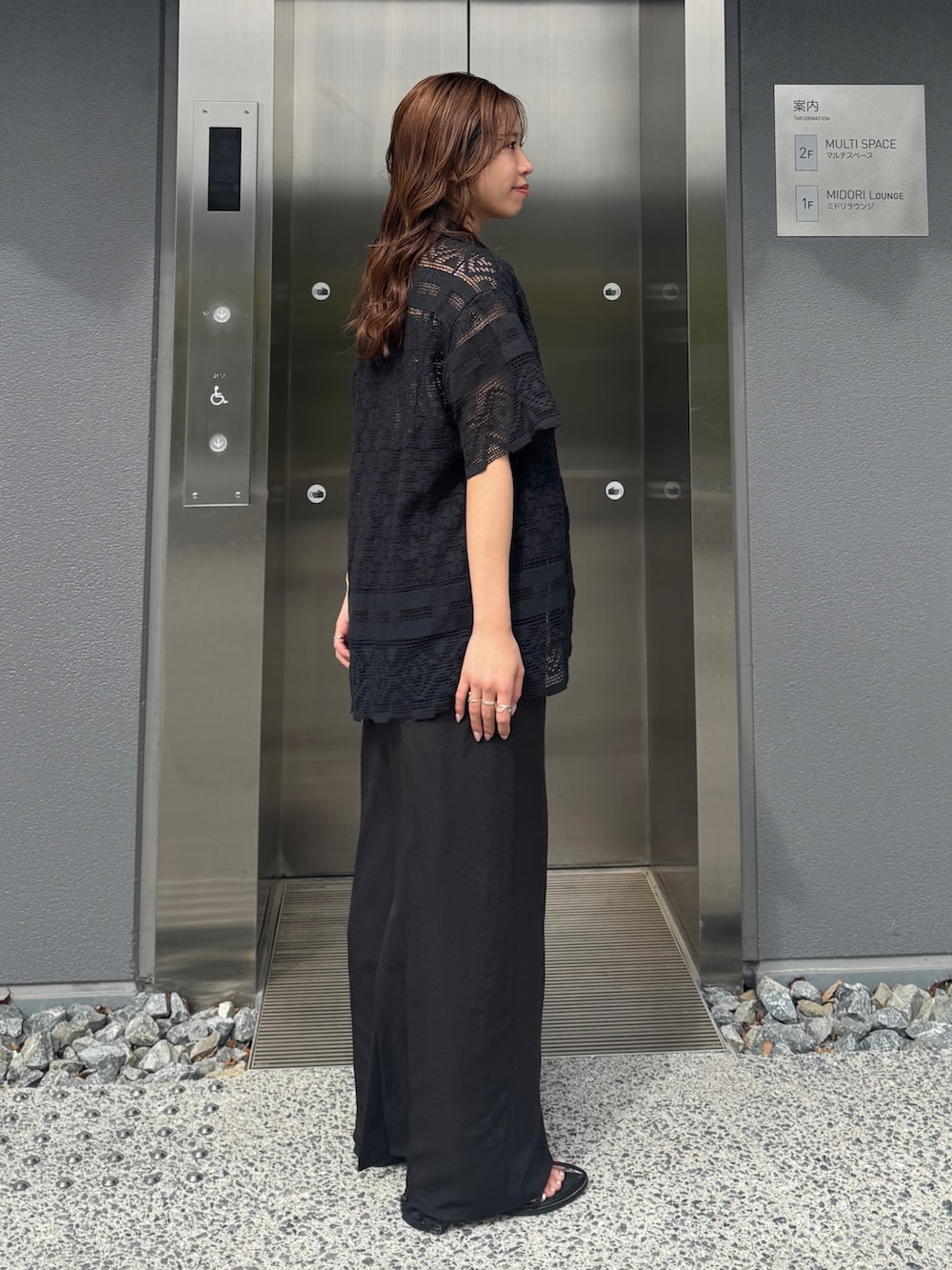 ブラック系のワンピース、ブラック系のシャツ/ブラウス、ブラック系のその他パンツを着用したレディースの春コーディネートの2枚目の写真