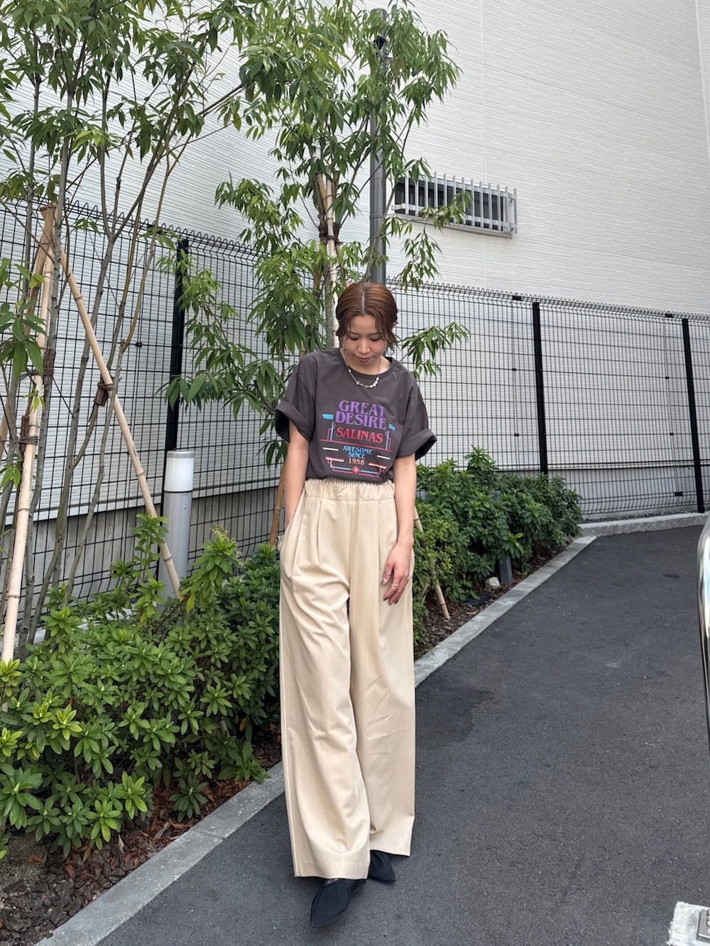 ベージュ系のその他パンツ、グレー系のTシャツ/カットソー、ブラック系のパンプスを着用したレディースの春コーディネートの2枚目の写真