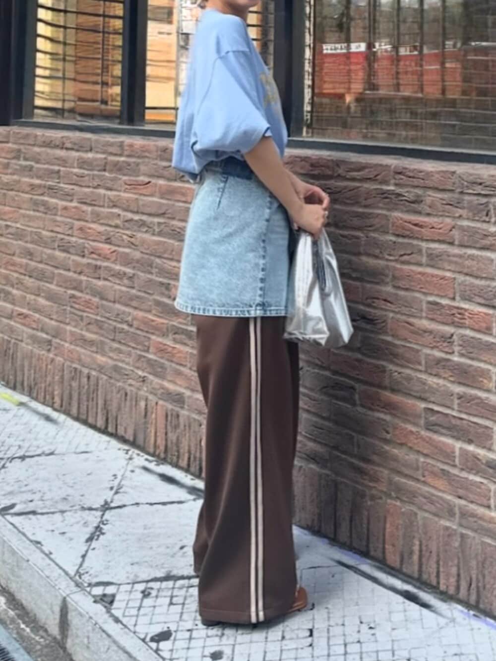 その他のサンダル、ブルー系のデニムスカート、ブラウン系のその他パンツを着用したレディースの夏コーディネートの5枚目の写真
