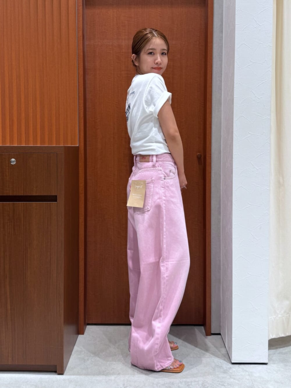 ピンク系のデニムパンツ、その他のサンダル、ホワイト系のTシャツ/カットソーを着用したレディースの夏コーディネートの3枚目の写真