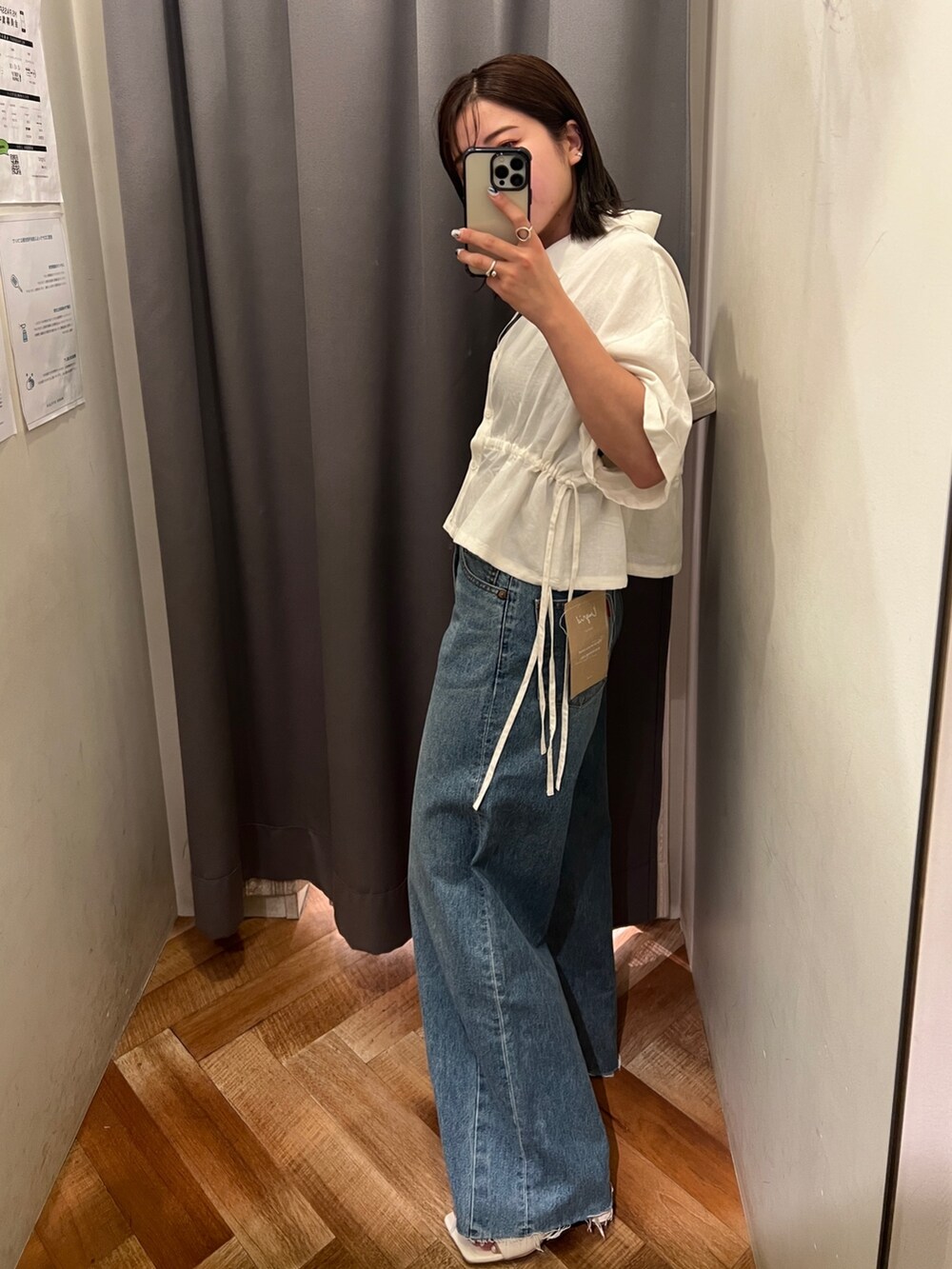 ブルー系のデニムパンツ、ホワイト系のサンダル、ホワイト系のシャツ/ブラウスを着用したレディースの春コーディネートの7枚目の写真