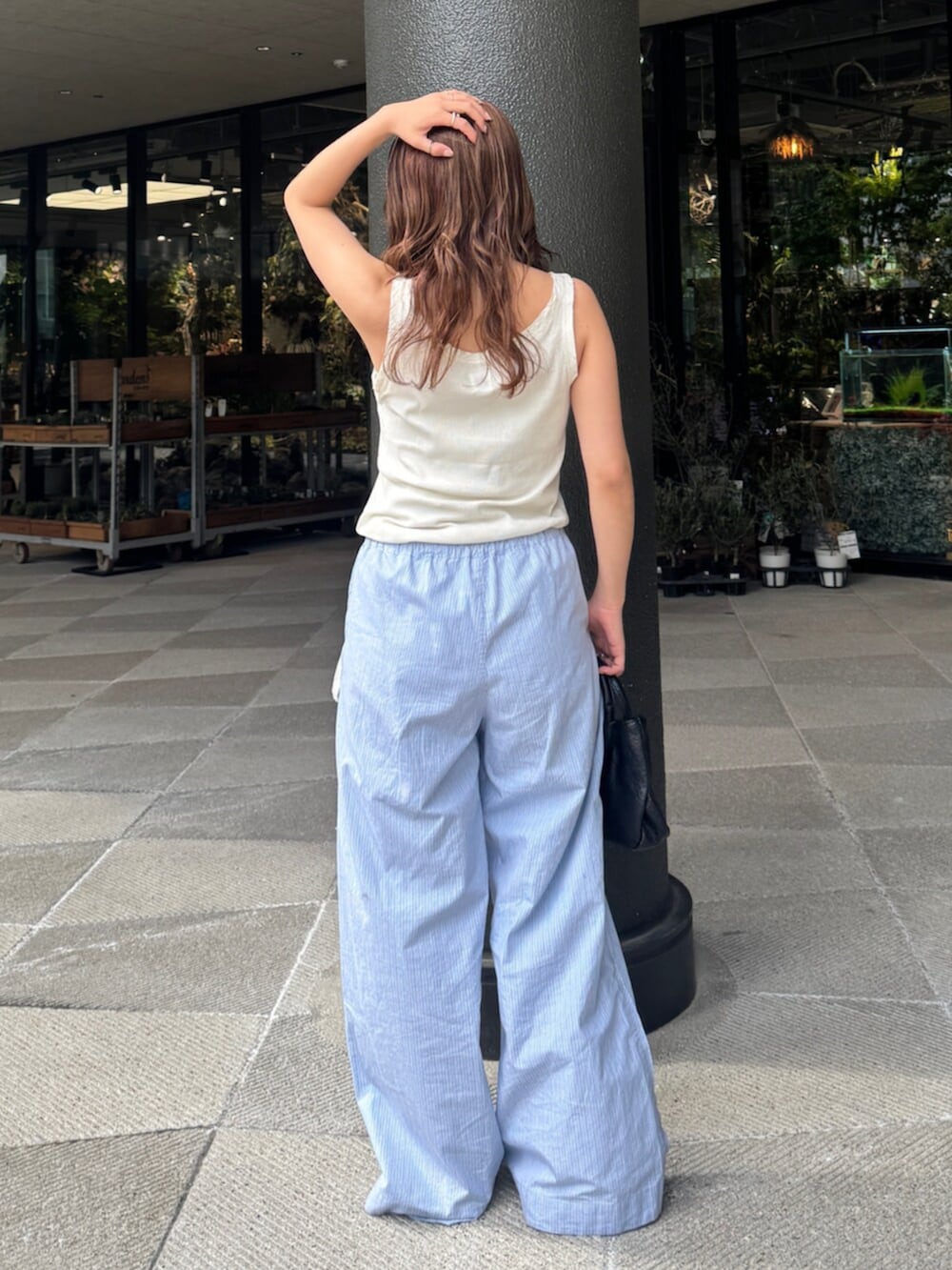 ブルー系のその他パンツ、ホワイト系のタンクトップを着用したレディースの春コーディネートの4枚目の写真