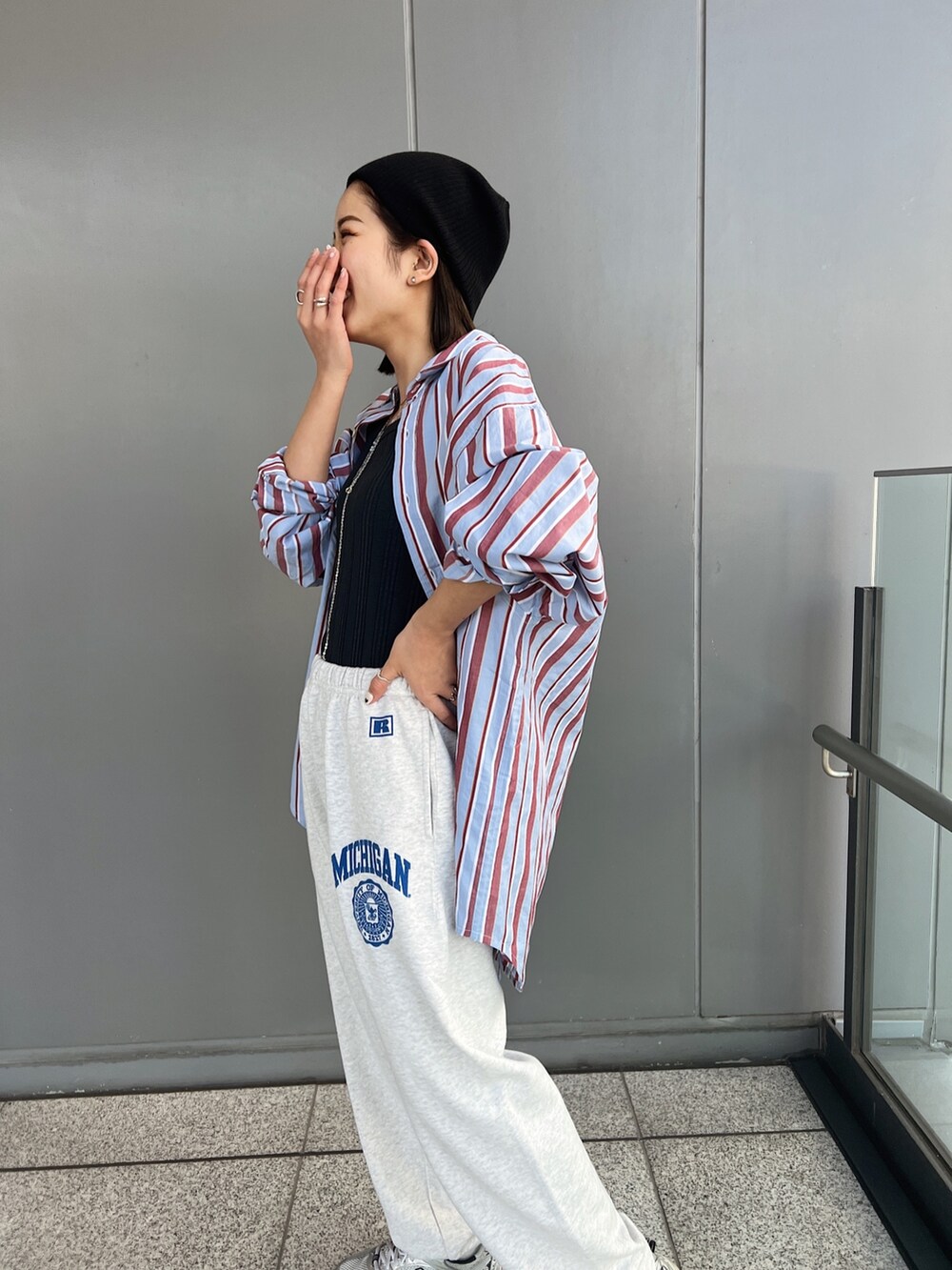 グレー系のスウェットパンツ、ブルー系のシャツ/ブラウス、グレー系のタンクトップを着用したレディースの冬コーディネートの8枚目の写真