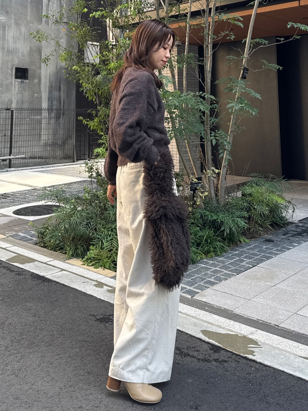 ホワイト系のその他パンツ、ブラウン系のカーディガン/ボレロを着用したレディースの秋コーディネートの3枚目の写真