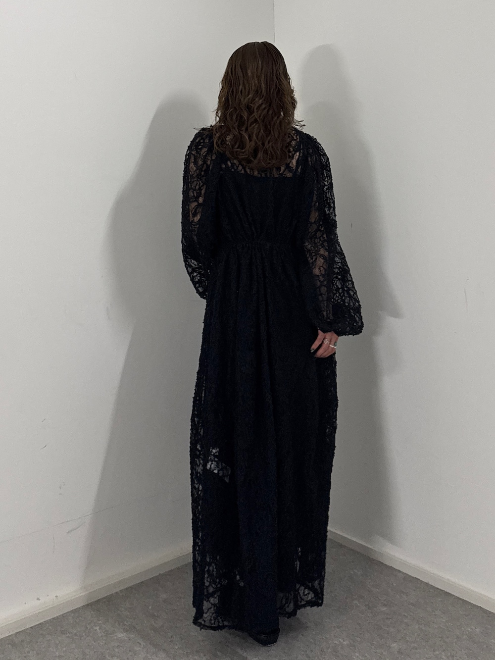 ブラック系のワンピース、ブラック系のブルゾン、ブラック系のブーツを着用したレディースの冬コーディネートの8枚目の写真