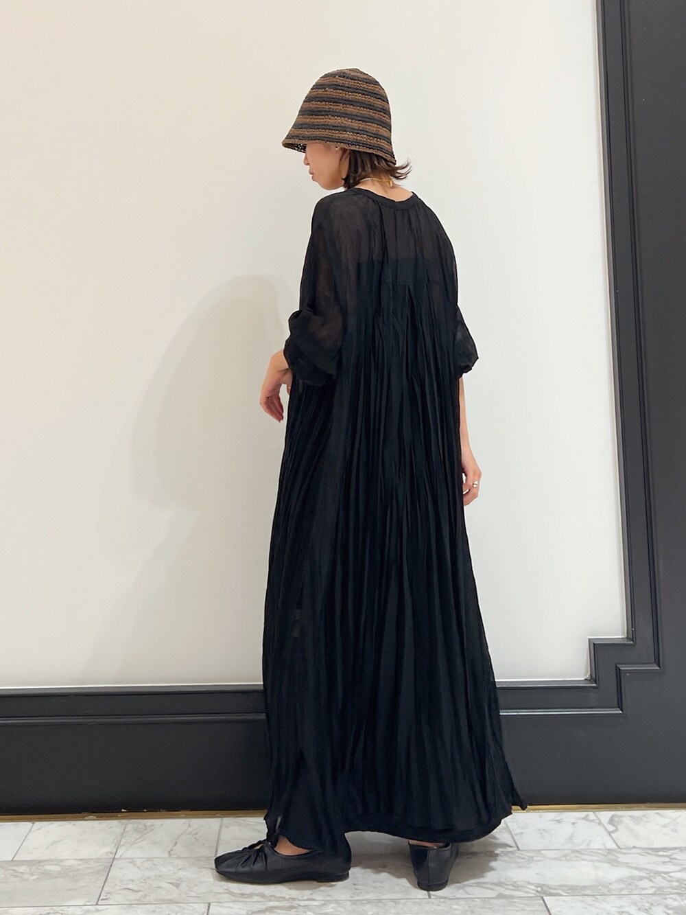 ブラック系のワンピース、ブラック系のパンプス、ブラック系のスカートを着用したレディースの春コーディネートの5枚目の写真