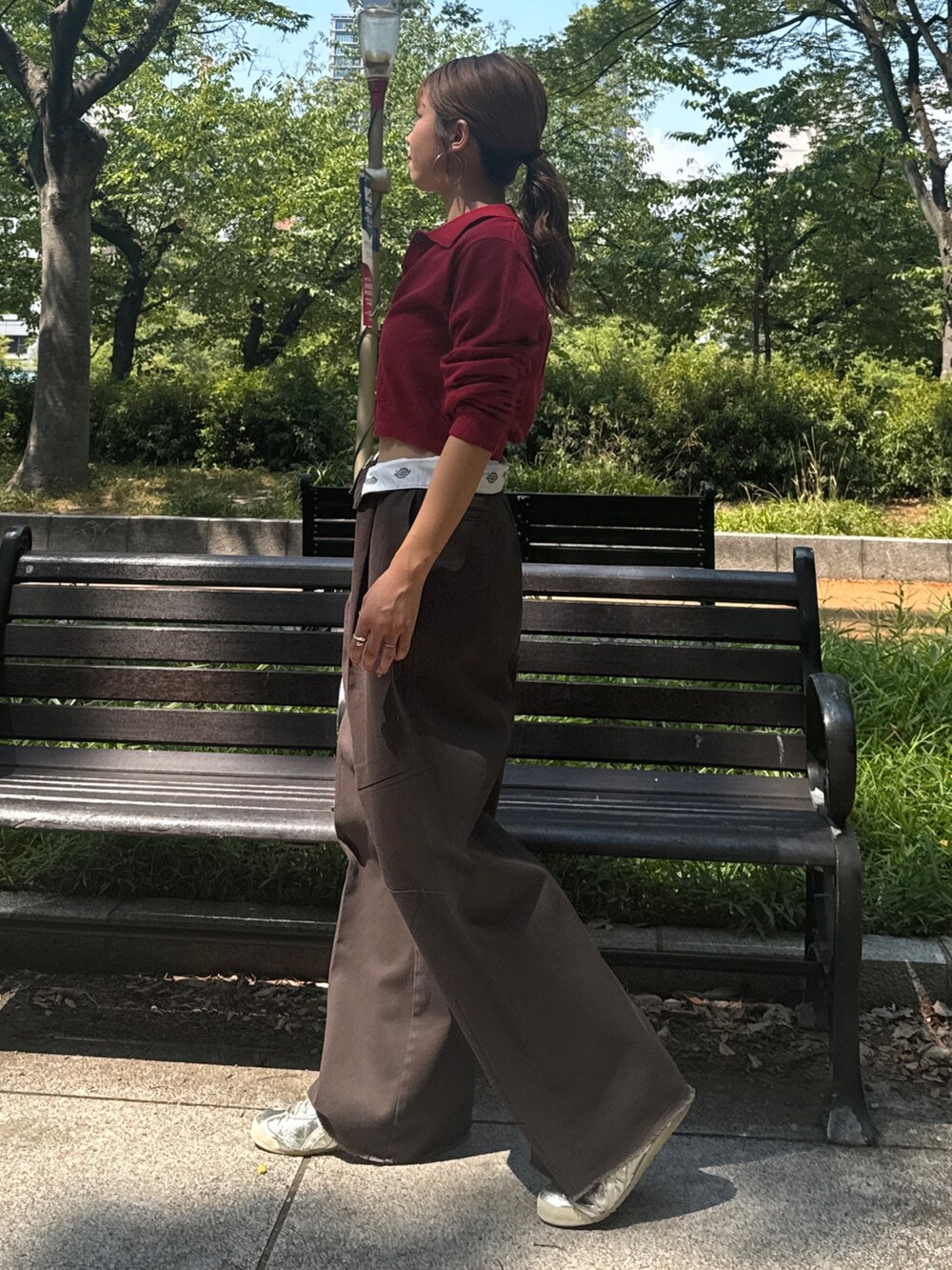 レッド系のカーディガン/ボレロ、ホワイト系のその他パンツを着用したレディースの秋コーディネートの3枚目の写真