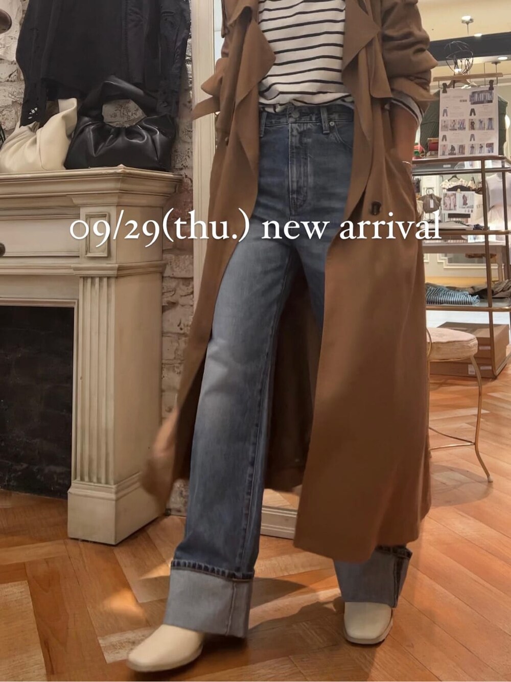 ブルー系のTシャツ/カットソー、イエロー系のトレンチコート、ホワイト系のブーツを着用したレディースの秋コーディネートの7枚目の写真