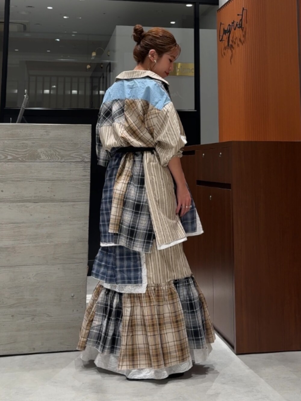 その他のシャツ/ブラウス、その他のチューブトップ、その他のスカートを着用したレディースの春コーディネートの4枚目の写真