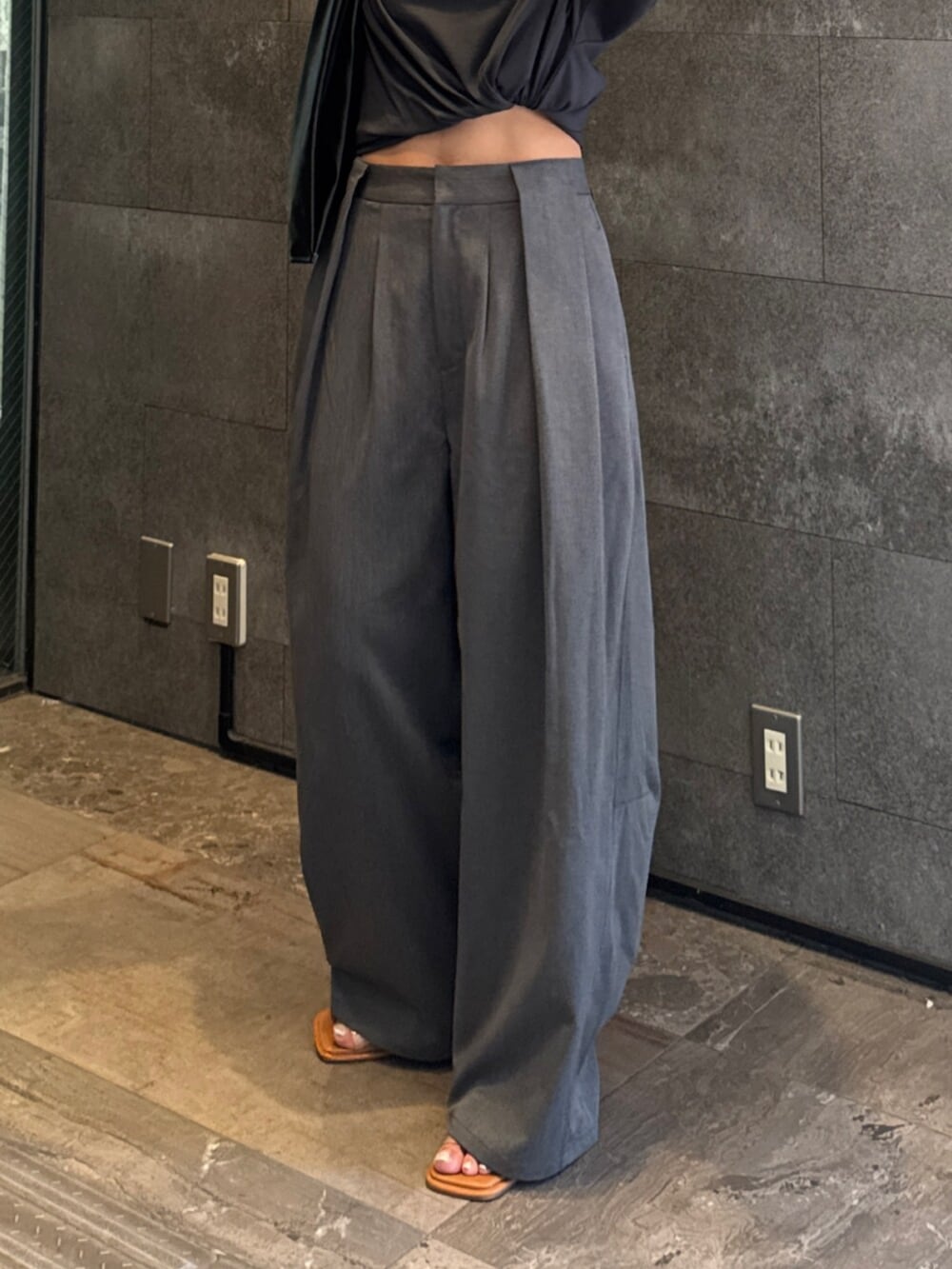 その他のサンダル、グレー系のその他パンツ、グレー系のTシャツ/カットソーを着用したレディースの春コーディネートの5枚目の写真