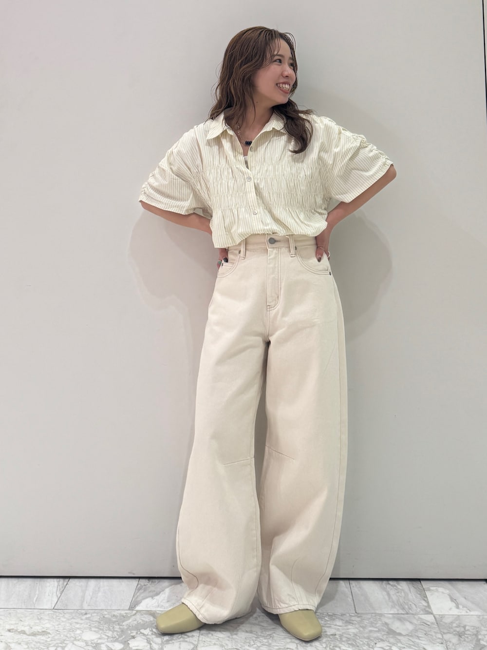 ホワイト系のデニムパンツ、イエロー系のシャツ/ブラウス、イエロー系のサンダルを着用したレディースの春コーディネートの5枚目の写真