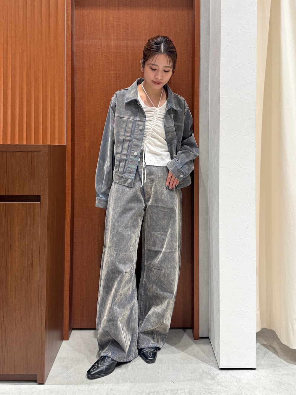 ベージュ系のデニムジャケット、ベージュ系のデニムパンツ、ホワイト系のニット/セーターを着用したレディースの秋コーディネートの5枚目の写真