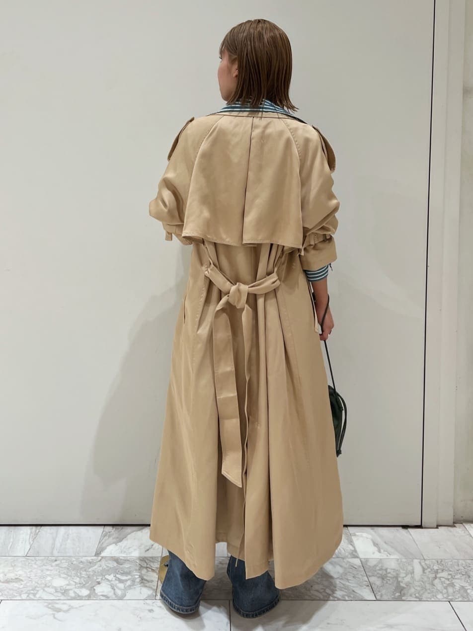 ベージュ系のトレンチコート、グリーン系のシャツ/ブラウス、ブルー系のデニムパンツを着用したレディースの夏コーディネートの4枚目の写真