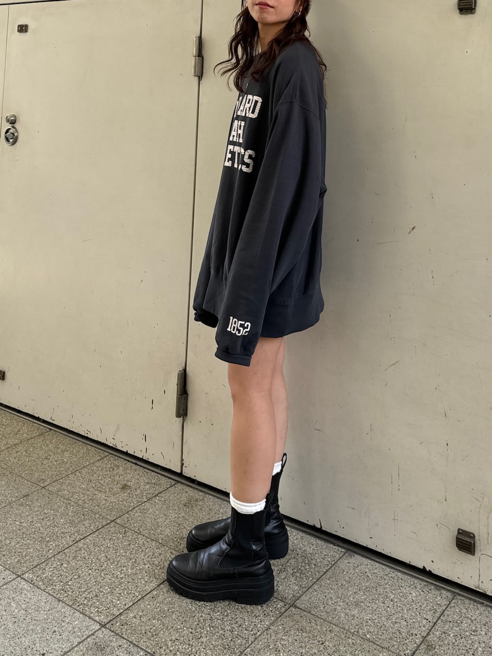 グレー系のスウェット、ブラウン系のその他パンツ、グレー系のニットキャップ/ビーニーを着用したレディースの秋コーディネートの8枚目の写真