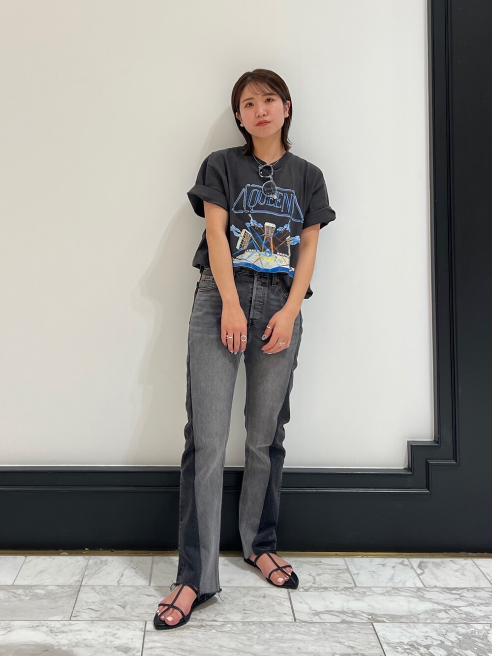 グレー系のTシャツ/カットソー、ブラック系のサンダルを着用したレディースの春コーディネートの2枚目の写真