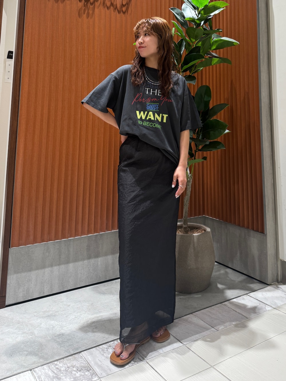 シルバー系のサンダル、グレー系のスカート、グレー系のTシャツ/カットソーを着用したレディースの春コーディネートの4枚目の写真