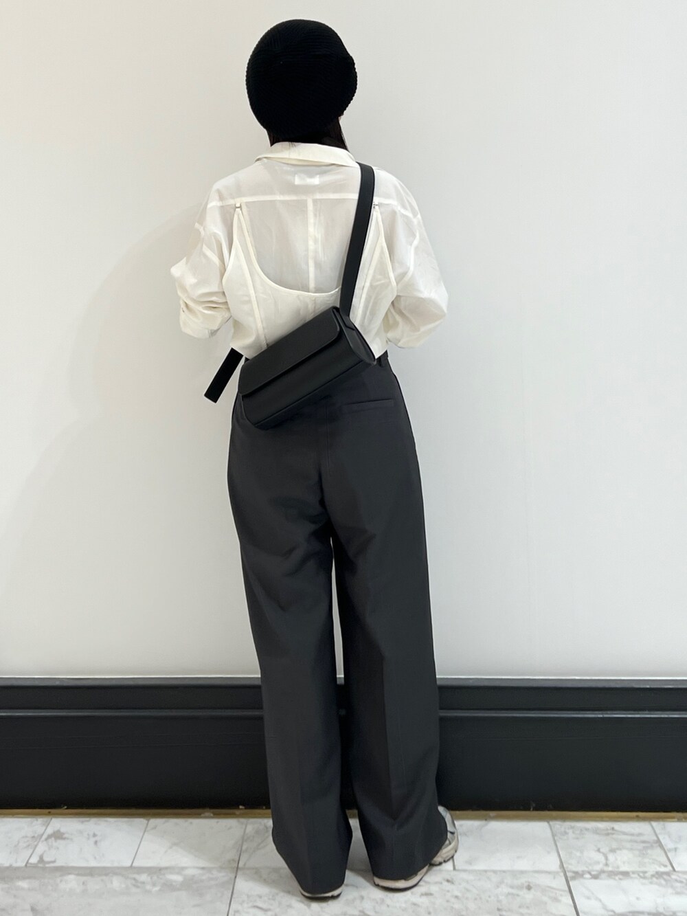 ホワイト系のシャツ/ブラウス、グレー系のその他パンツ、ブラック系のショルダーバッグを着用したレディースの秋コーディネートの6枚目の写真