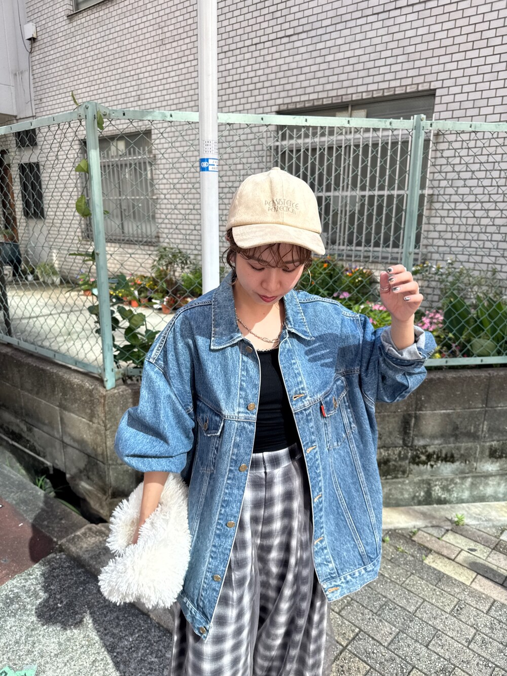 ブルー系のデニムジャケット、その他のその他パンツ、ホワイト系のハンドバッグを着用したレディースの夏コーディネートの7枚目の写真