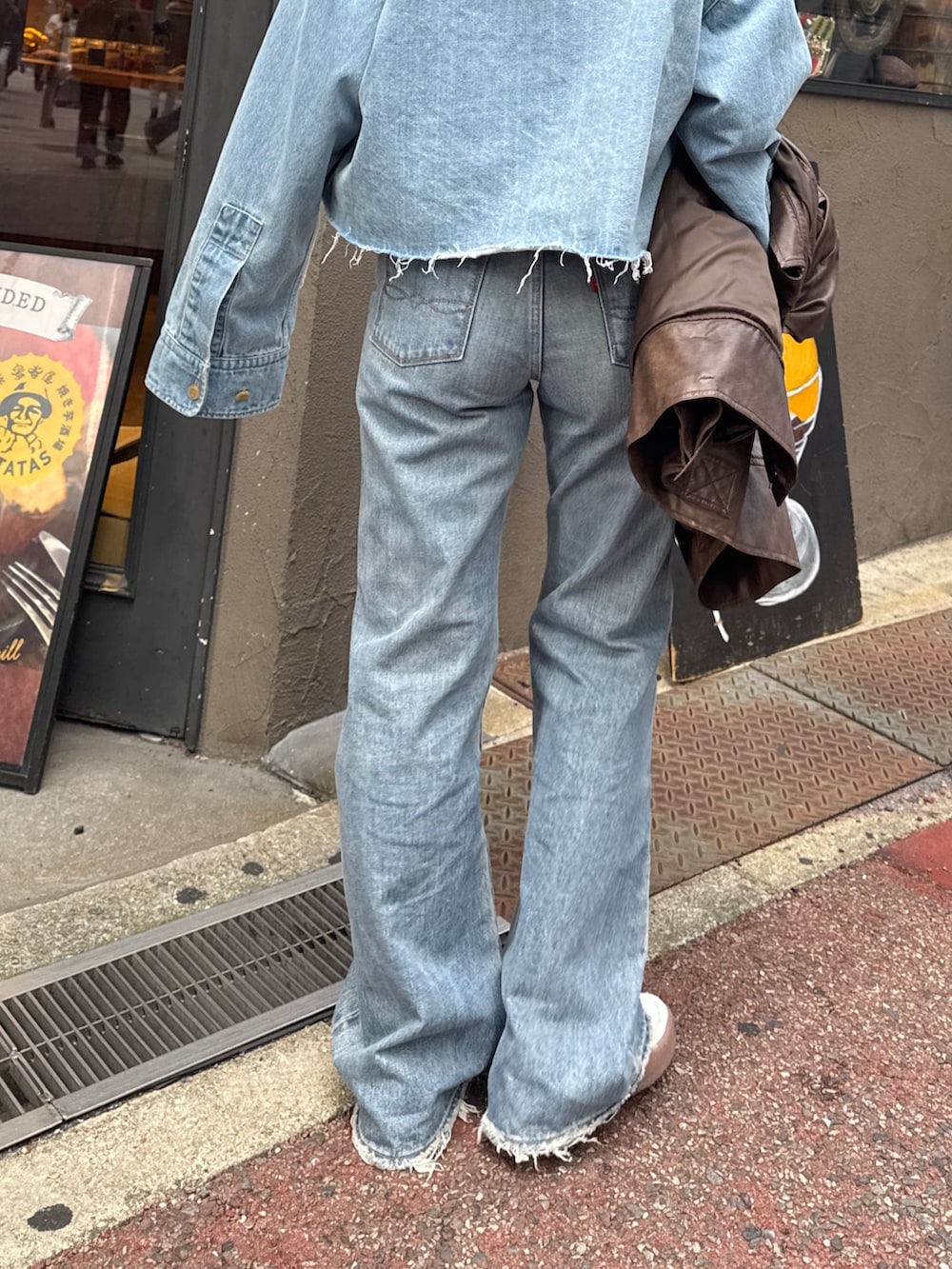 ブルー系のデニムパンツ、ブラウン系のブルゾン、ブルー系のシャツ/ブラウスを着用したレディースの冬コーディネートの10枚目の写真