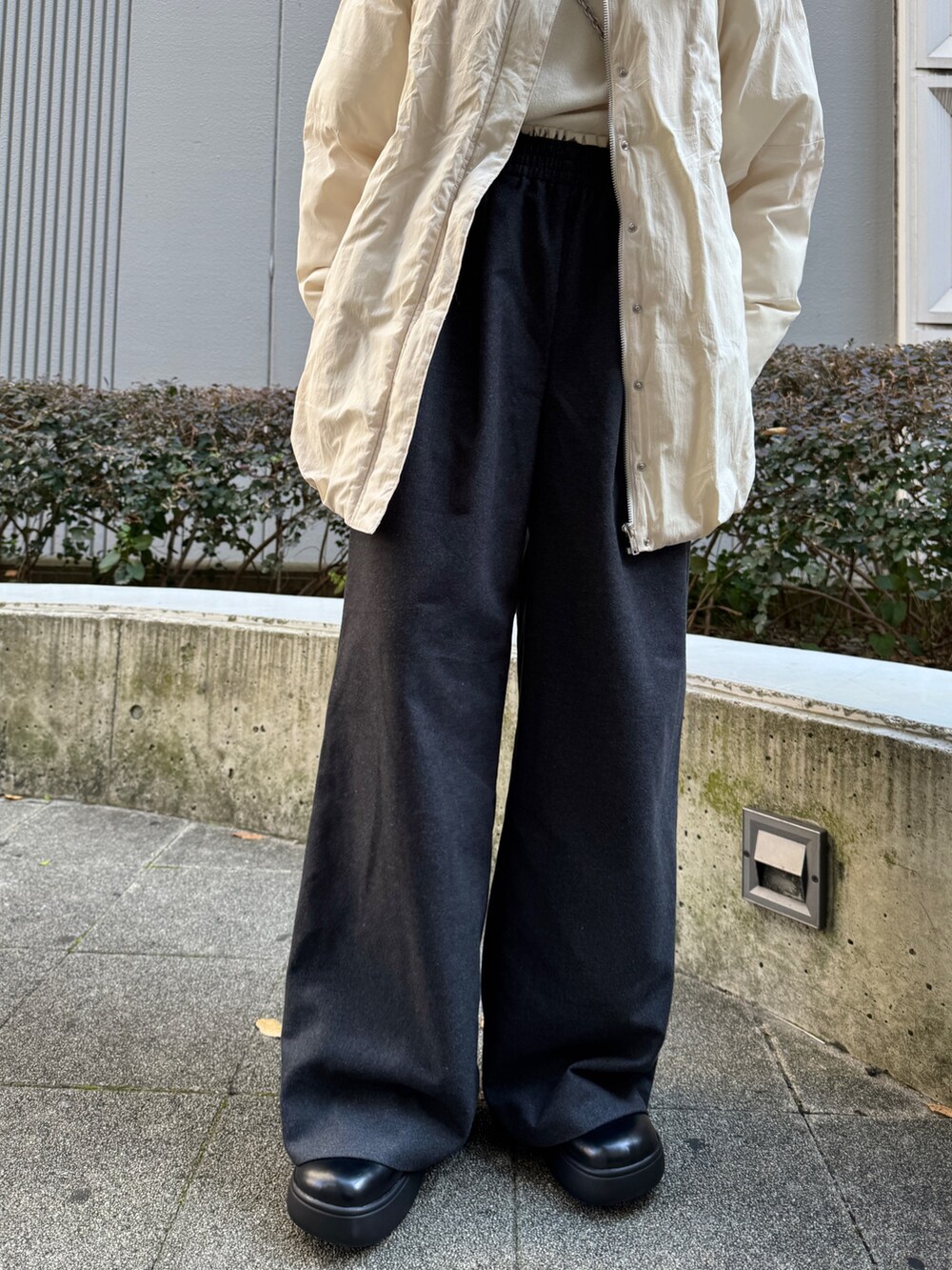 ホワイト系のニット/セーター、グレー系のその他パンツ、ホワイト系のブルゾンを着用したレディースの冬コーディネートの9枚目の写真