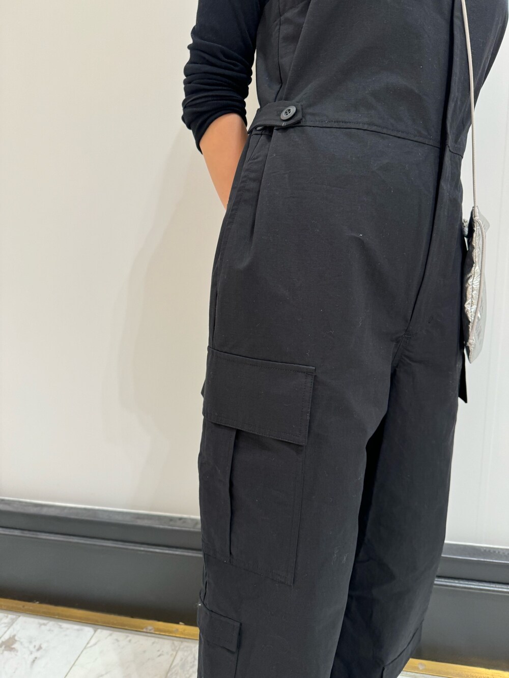 ブラック系のつなぎ/オールインワン、ブラック系のTシャツ/カットソー、ブラック系のサンダルを着用したレディースの冬コーディネートの9枚目の写真