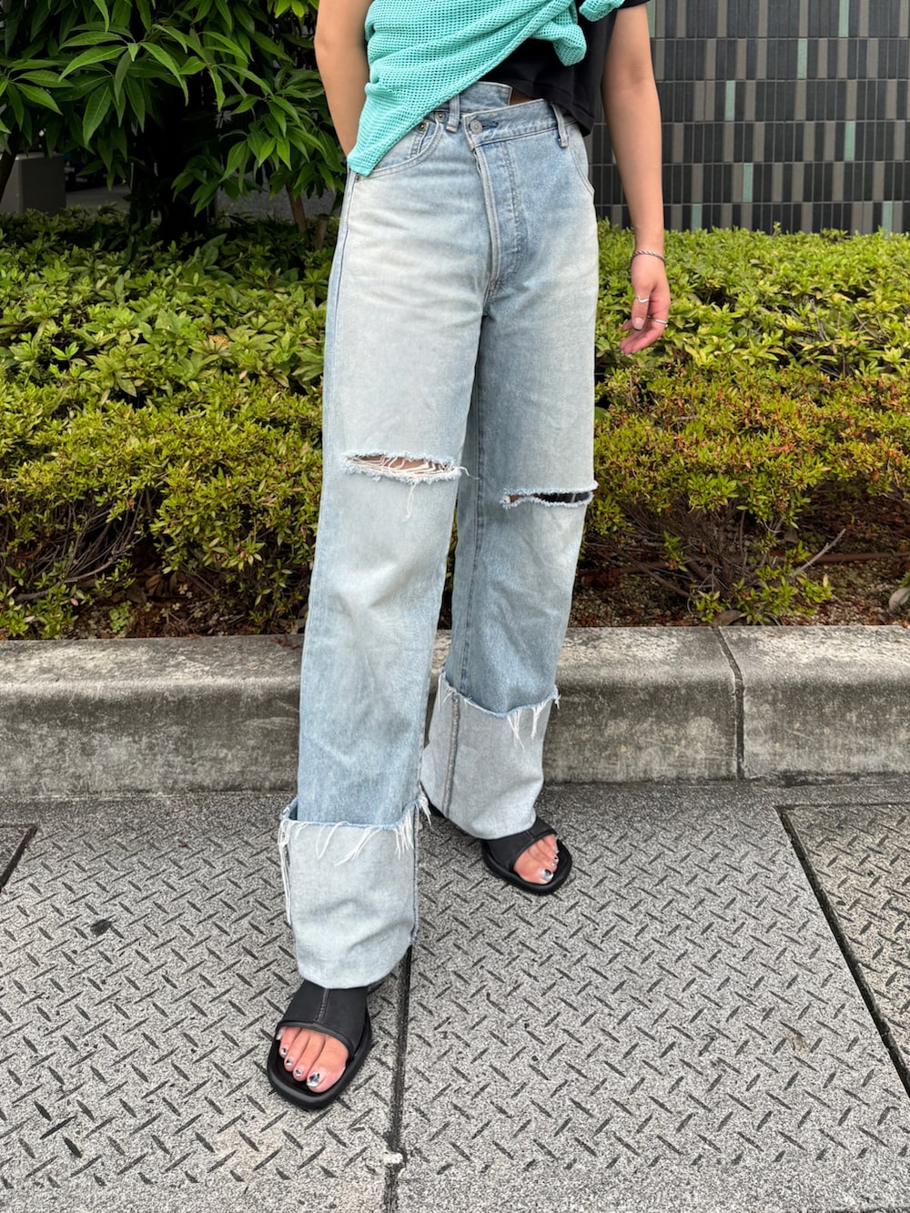 ブルー系のデニムパンツ、ブラック系のTシャツ/カットソー、ブルー系のTシャツ/カットソーを着用したレディースの夏コーディネートの7枚目の写真