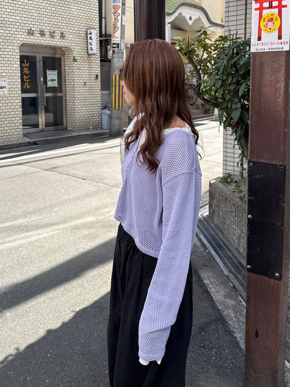 ブラック系のその他パンツ、パープル系のカーディガン/ボレロ、ホワイト系のTシャツ/カットソーを着用したレディースの春コーディネートの8枚目の写真