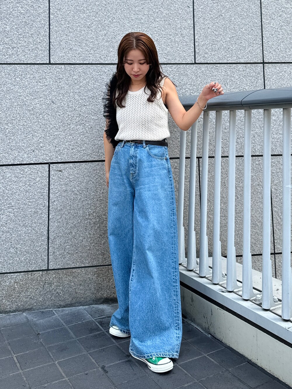 ブルー系のデニムパンツ、ホワイト系のニット/セーター、ブラック系のショルダーバッグを着用したレディースの秋コーディネートの7枚目の写真