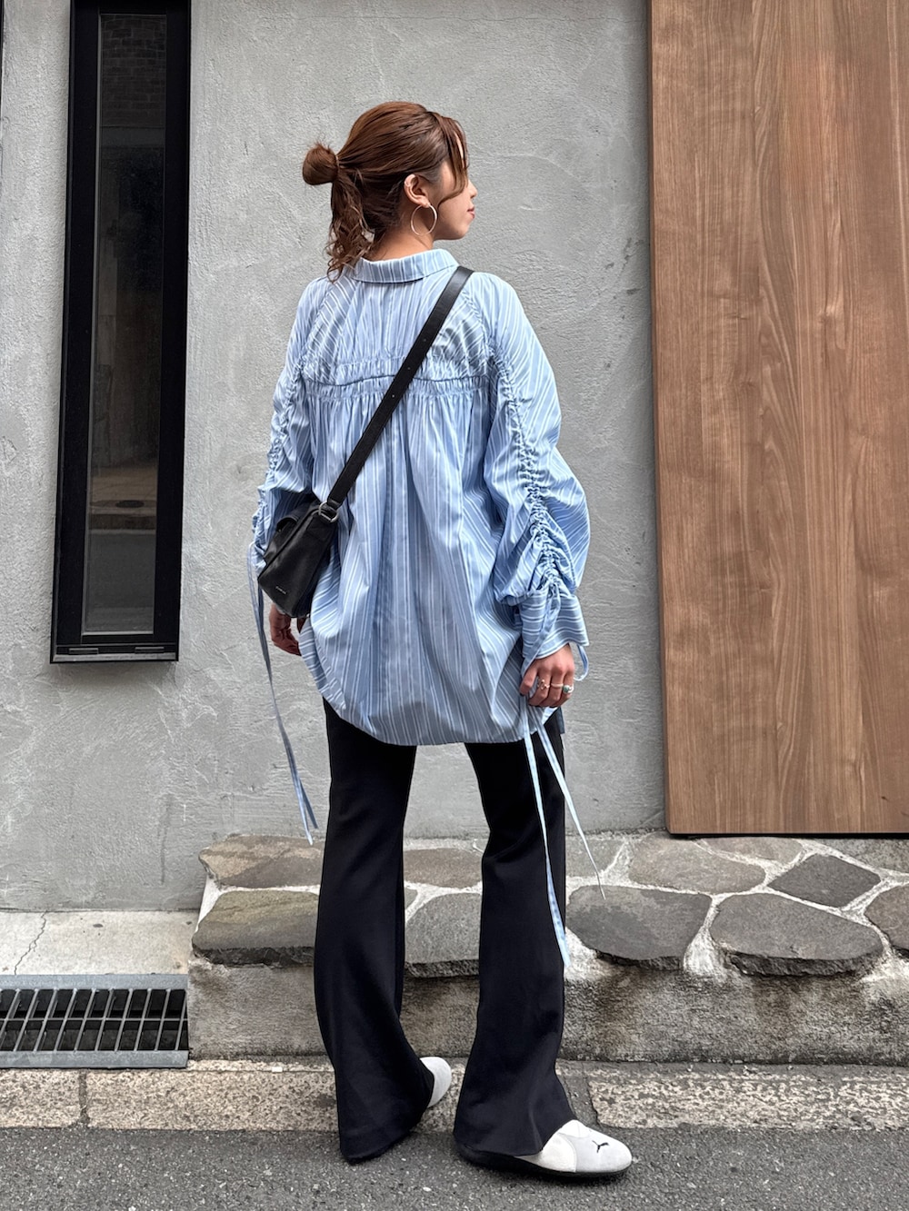 ブルー系のシャツ/ブラウス、ブラック系のその他パンツを着用したレディースの冬コーディネートの6枚目の写真