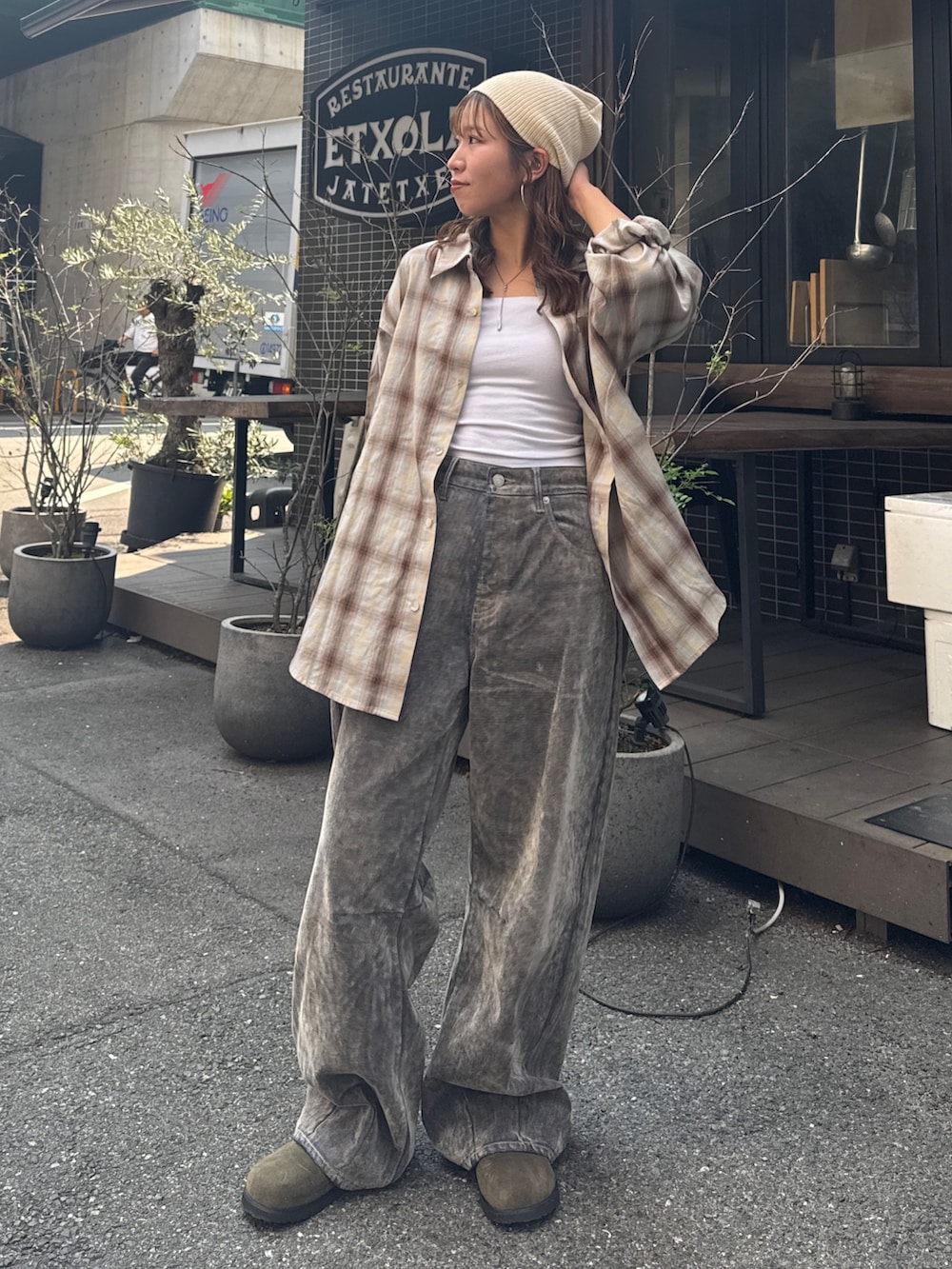 ベージュ系のデニムパンツ、ブラウン系のシャツ/ブラウス、ベージュ系のスリッポンを着用したレディースの夏コーディネートの2枚目の写真