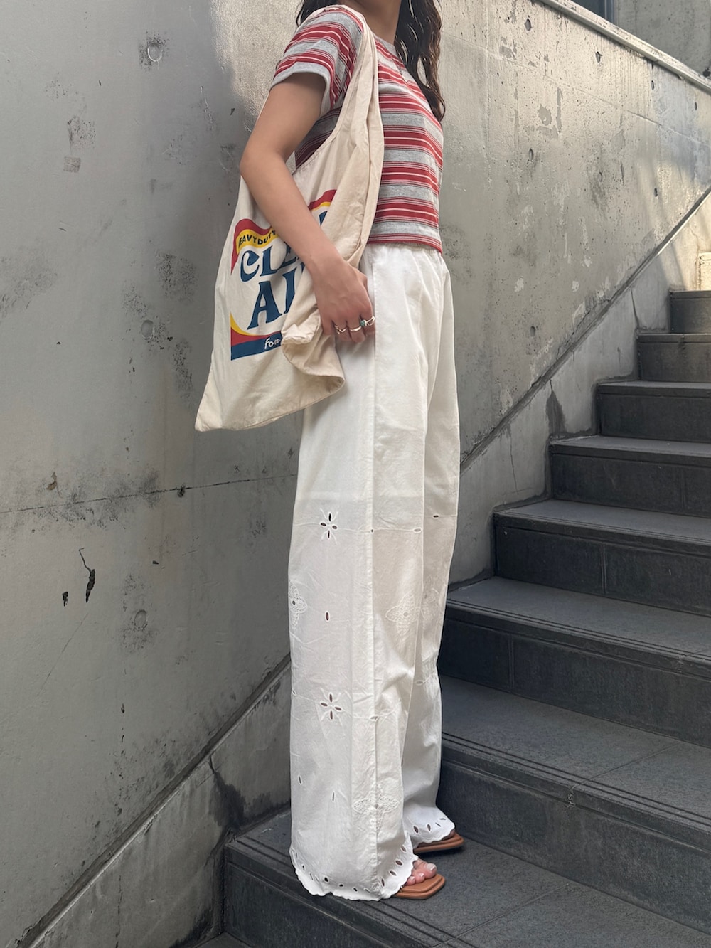 ホワイト系のその他パンツ、レッド系のTシャツ/カットソー、その他のサンダルを着用したレディースの春コーディネートの3枚目の写真