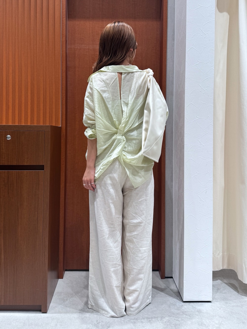 ホワイト系のその他パンツ、グリーン系のシャツ/ブラウス、イエロー系のサンダルを着用したレディースの夏コーディネートの4枚目の写真