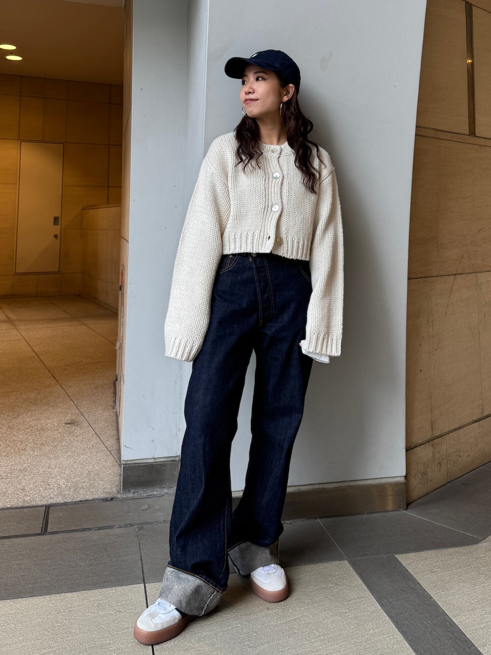 ホワイト系のTシャツ/カットソー、ホワイト系のカーディガン/ボレロ、ブルー系のデニムパンツを着用したレディースの冬コーディネートの6枚目の写真