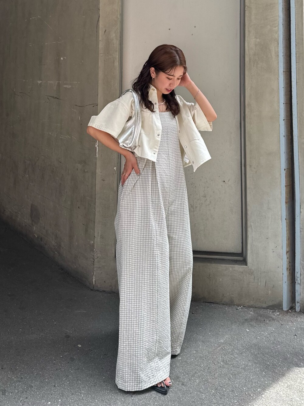 ホワイト系のつなぎ/オールインワン、ホワイト系のシャツ/ブラウス、シルバー系のハンドバッグを着用したレディースの夏コーディネートの7枚目の写真