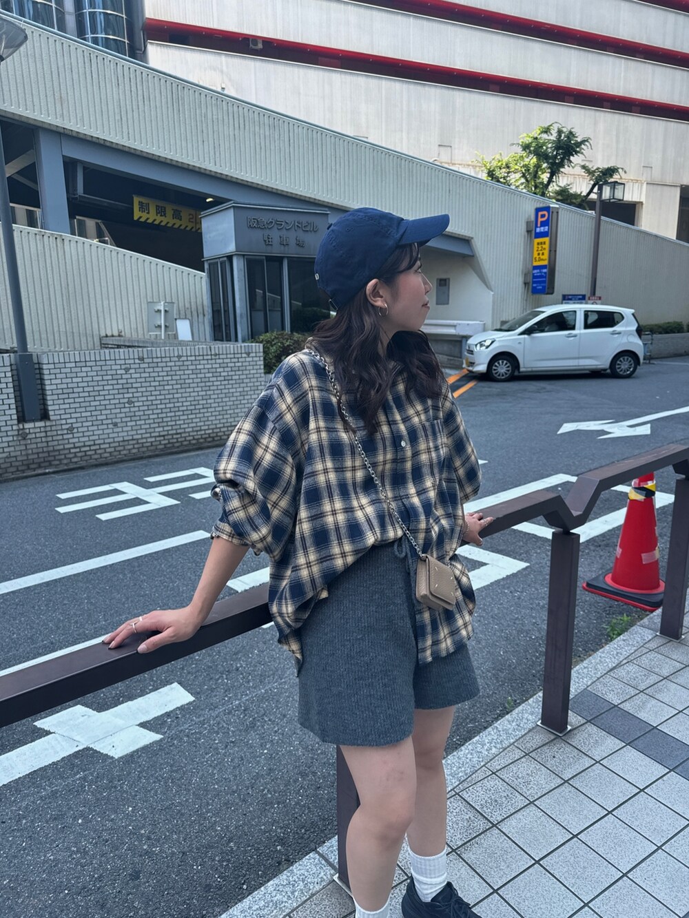 ブルー系のシャツ/ブラウス、グレー系のその他パンツを着用したレディースの夏コーディネートの3枚目の写真