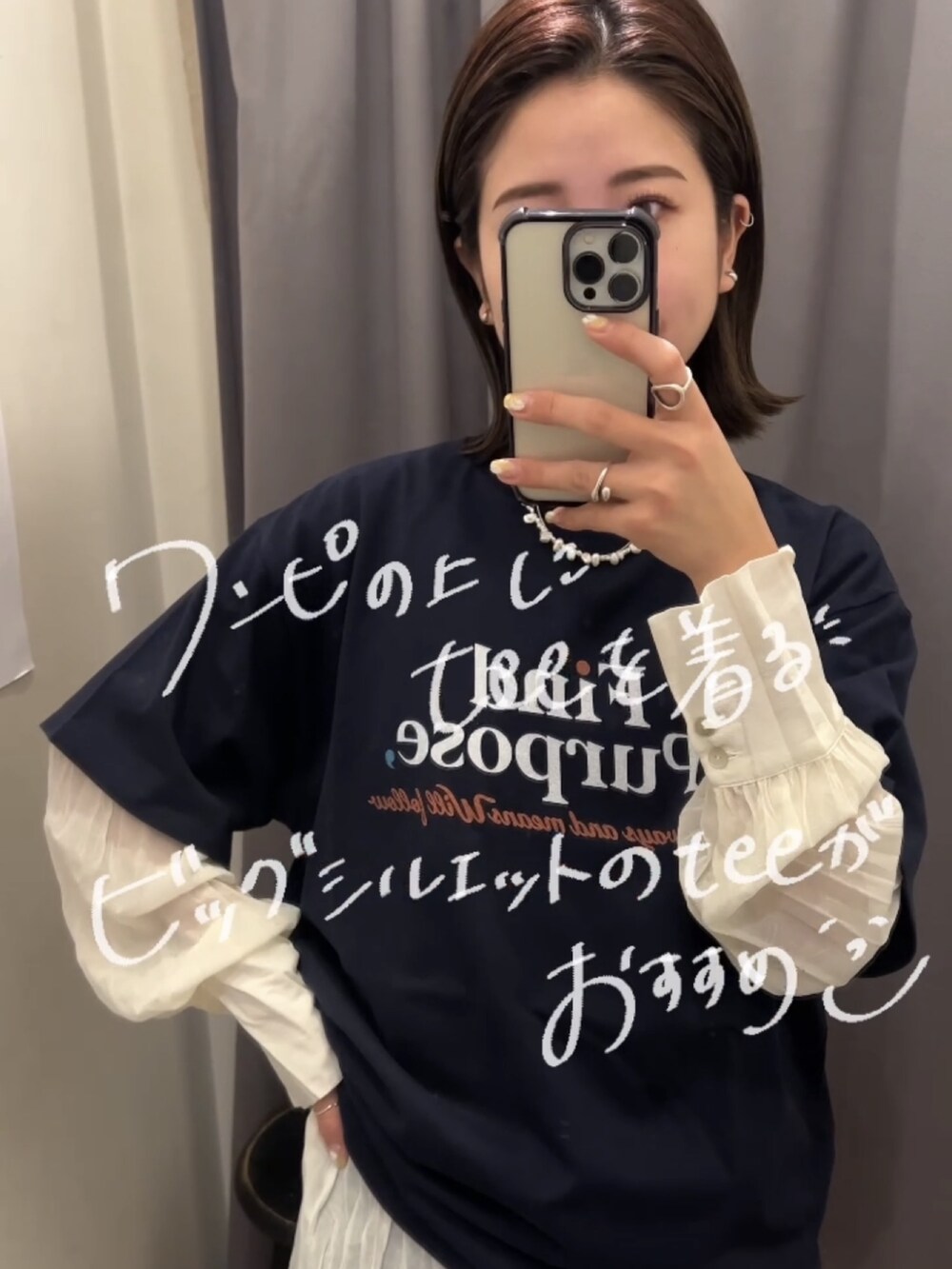 ホワイト系のワンピース、ブルー系のデニムパンツ、ブラック系のサンダルを着用したレディースの春コーディネートの3枚目の写真