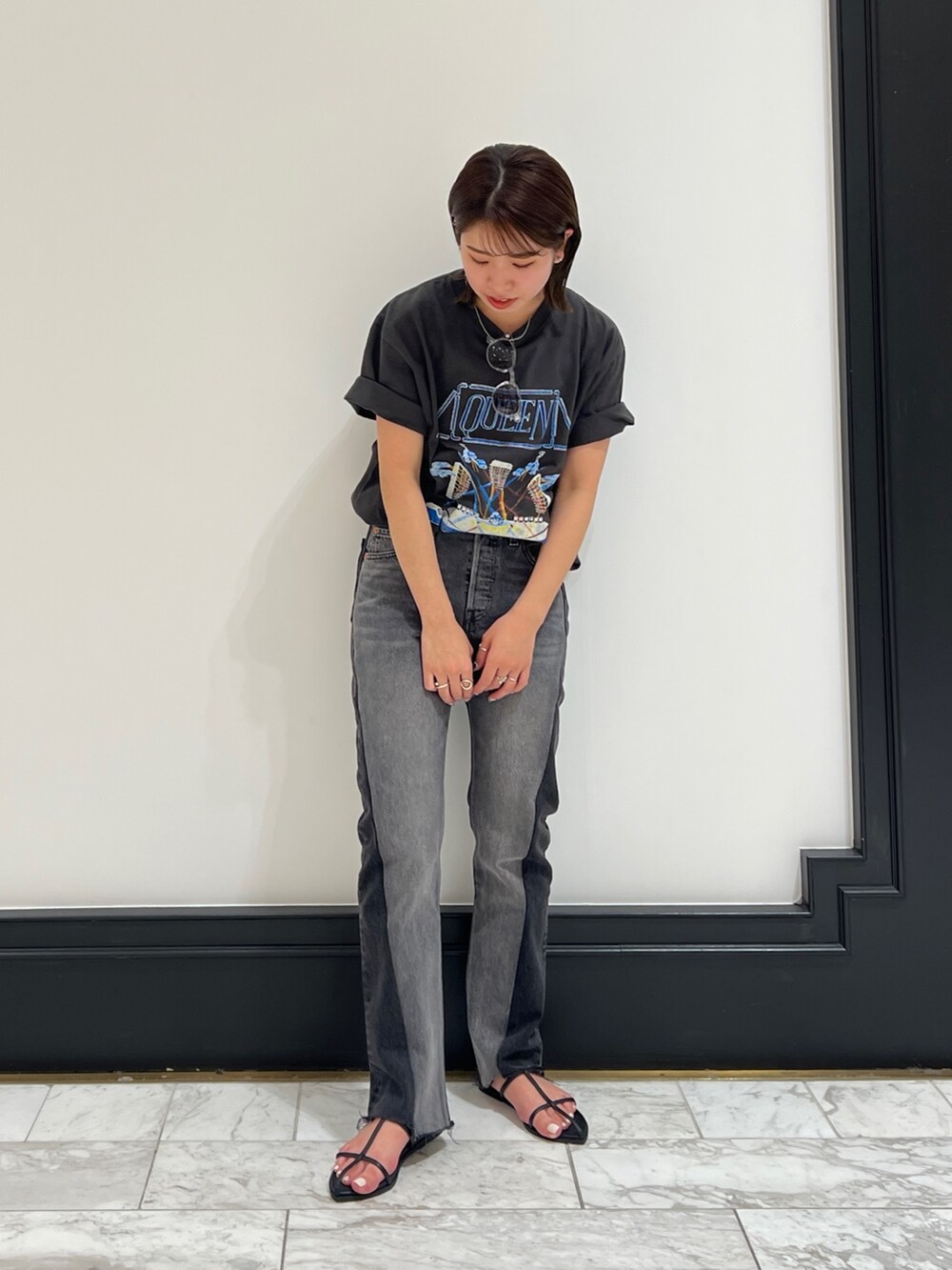 グレー系のTシャツ/カットソー、ブラック系のサンダルを着用したレディースの春コーディネートの3枚目の写真