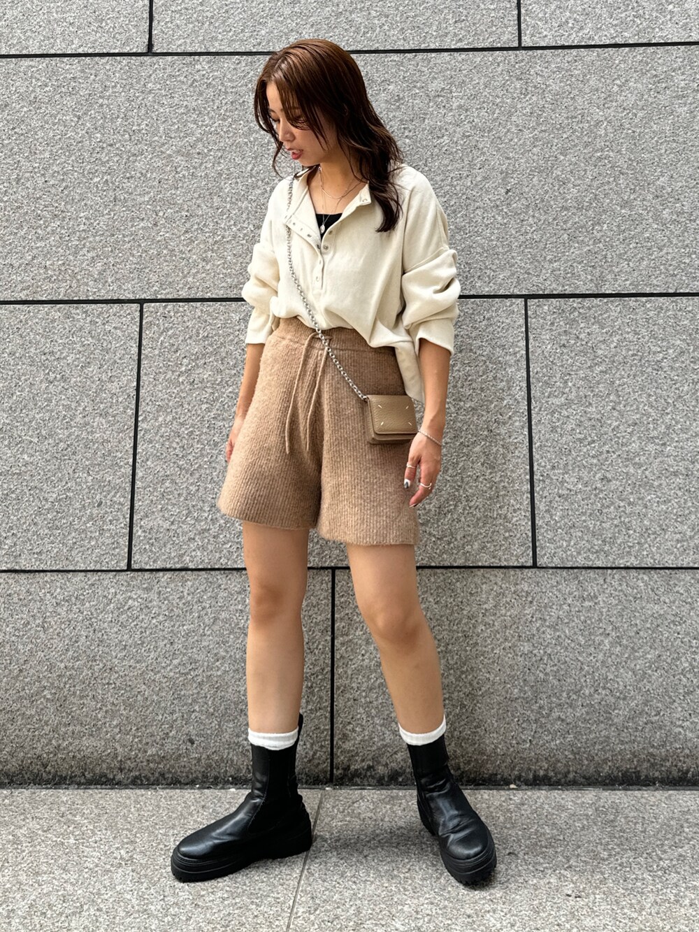 ブラウン系のその他パンツ、ホワイト系のTシャツ/カットソーを着用したレディースの秋コーディネートの3枚目の写真